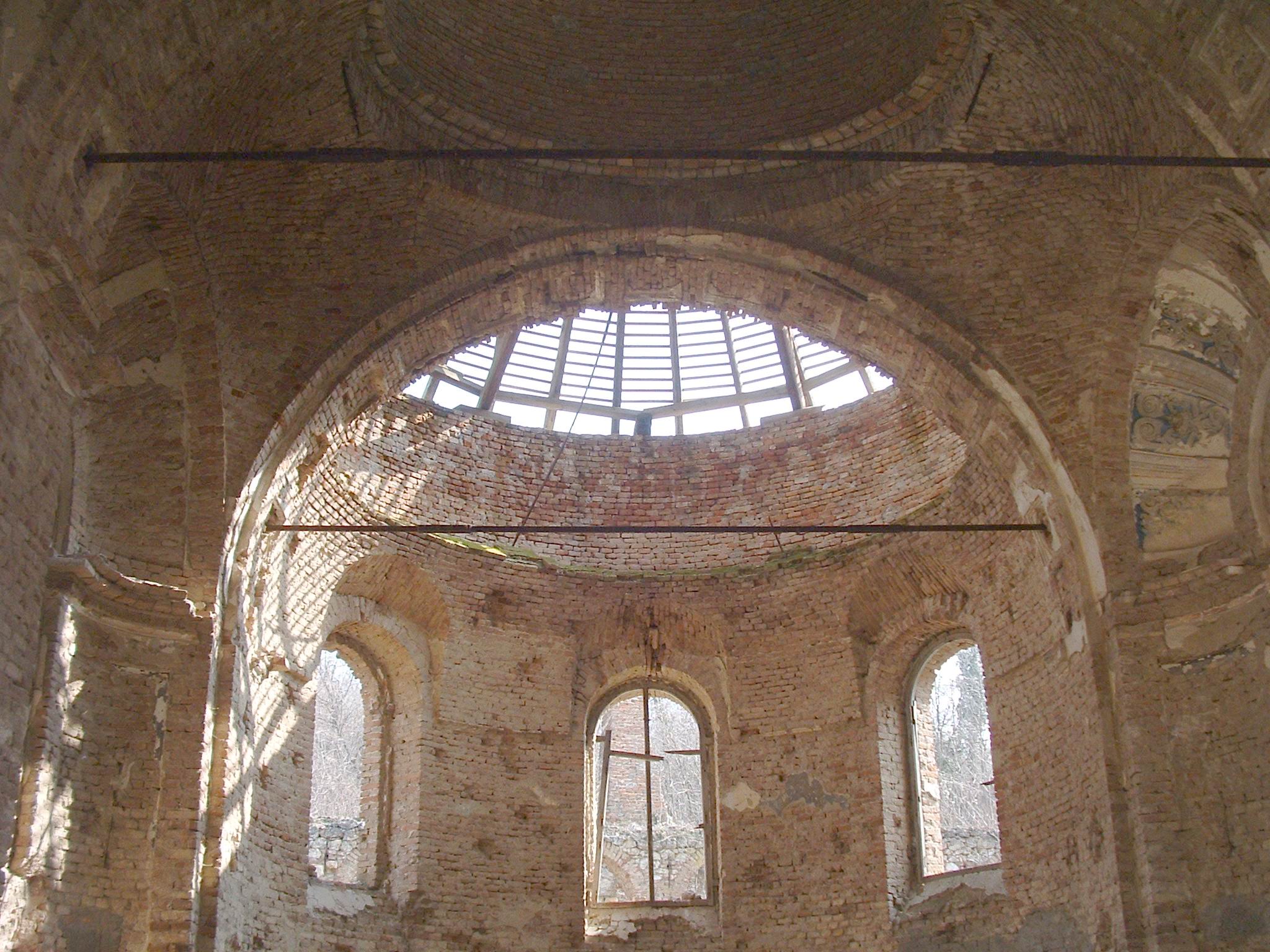 Унутрашњост цркве Манастира Кувеждин 2004. године