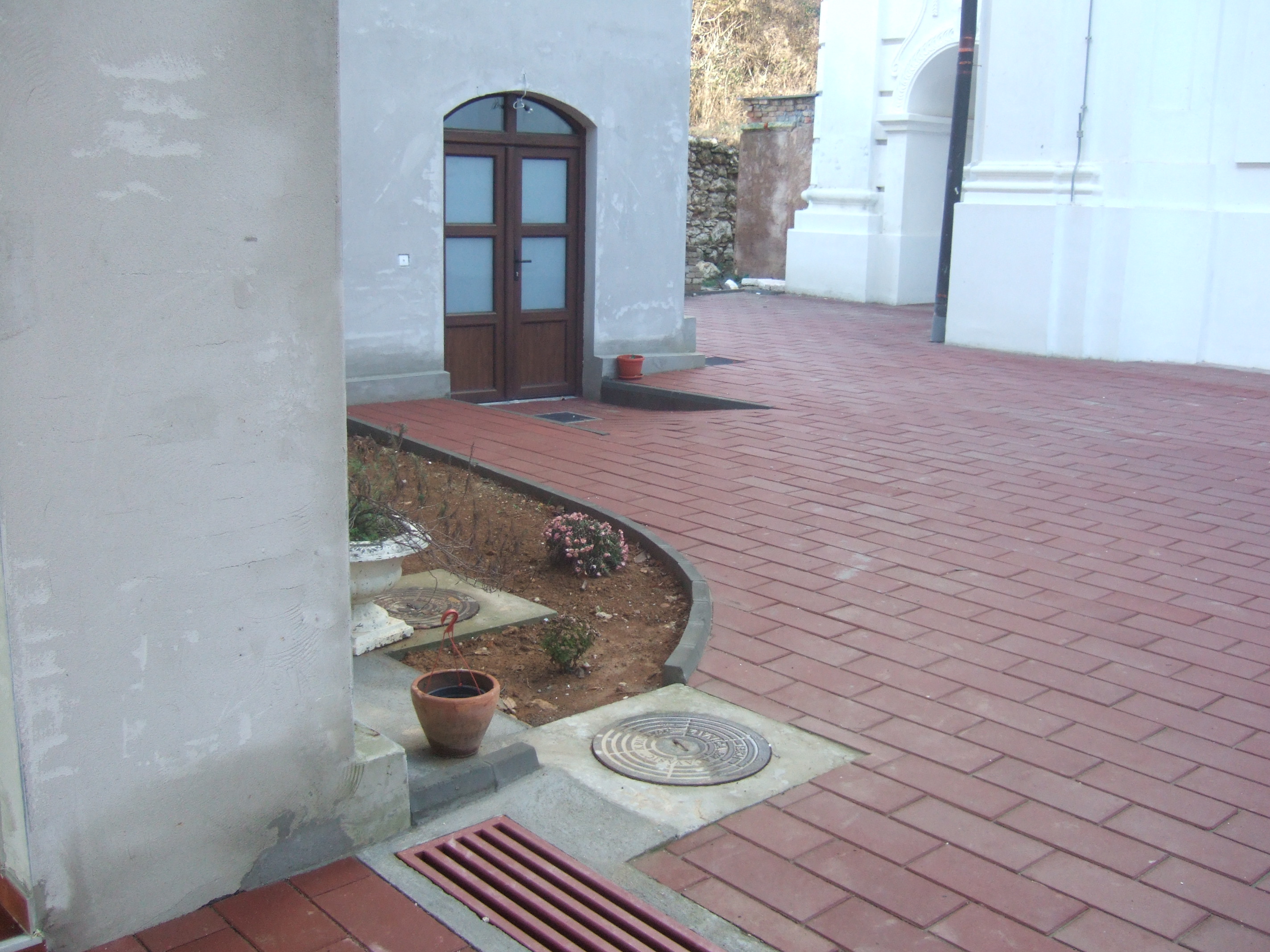 Уређење порте Манастира Кувеждин 2011. године