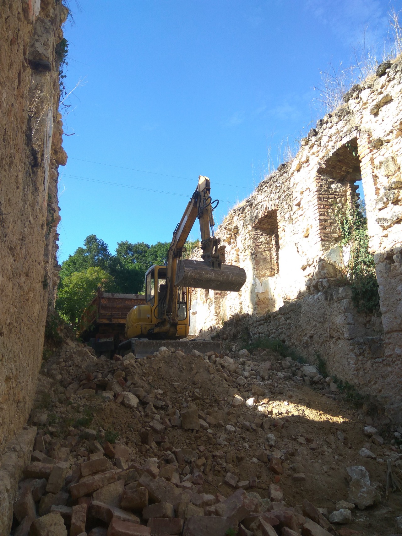 Чишћење источног крила Манастира Кувеждин 2017. године