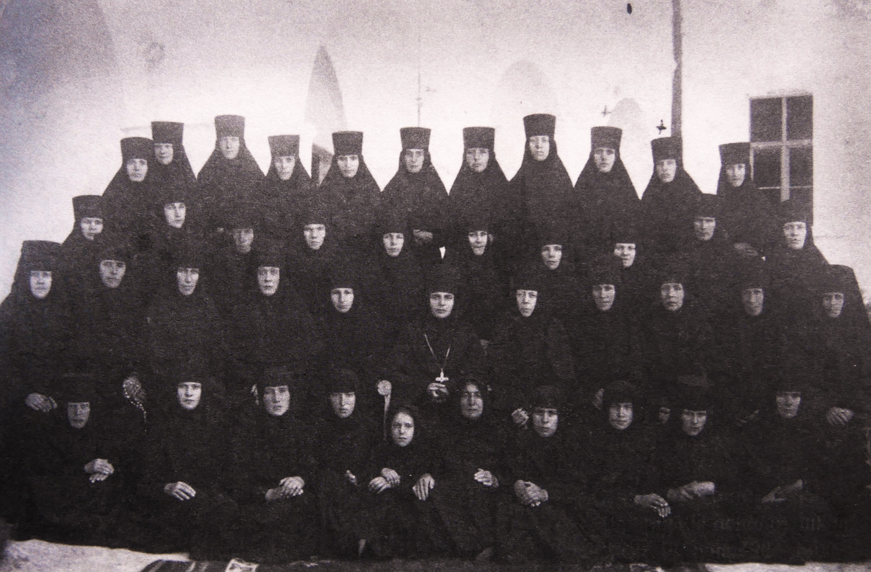 Мати Меланија са сестринством Манастира Кувеждин